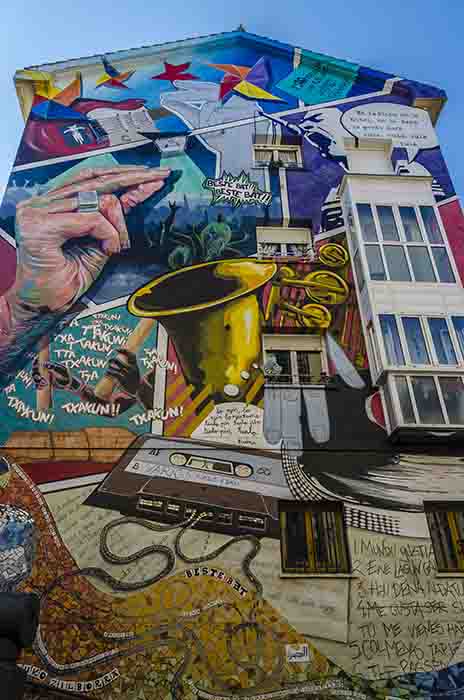 Álava - Vitoria-Gasteiz 60 - murales Mano a Mano.jpg